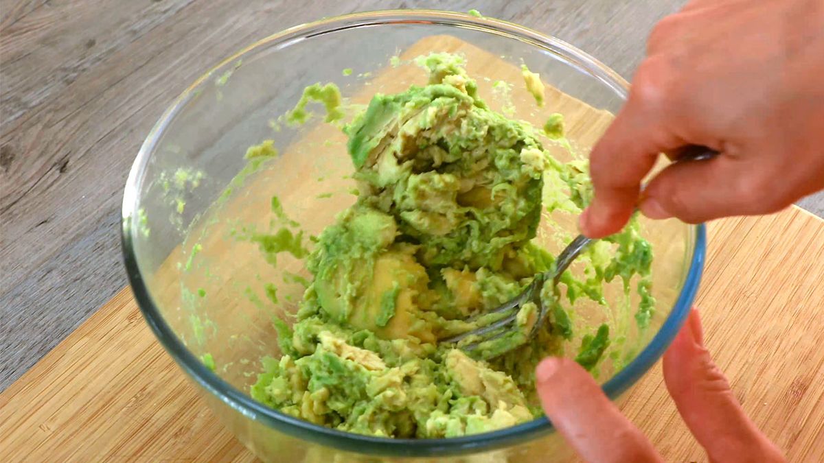 Receta de pastel de salmón y aguacate  paso 1
