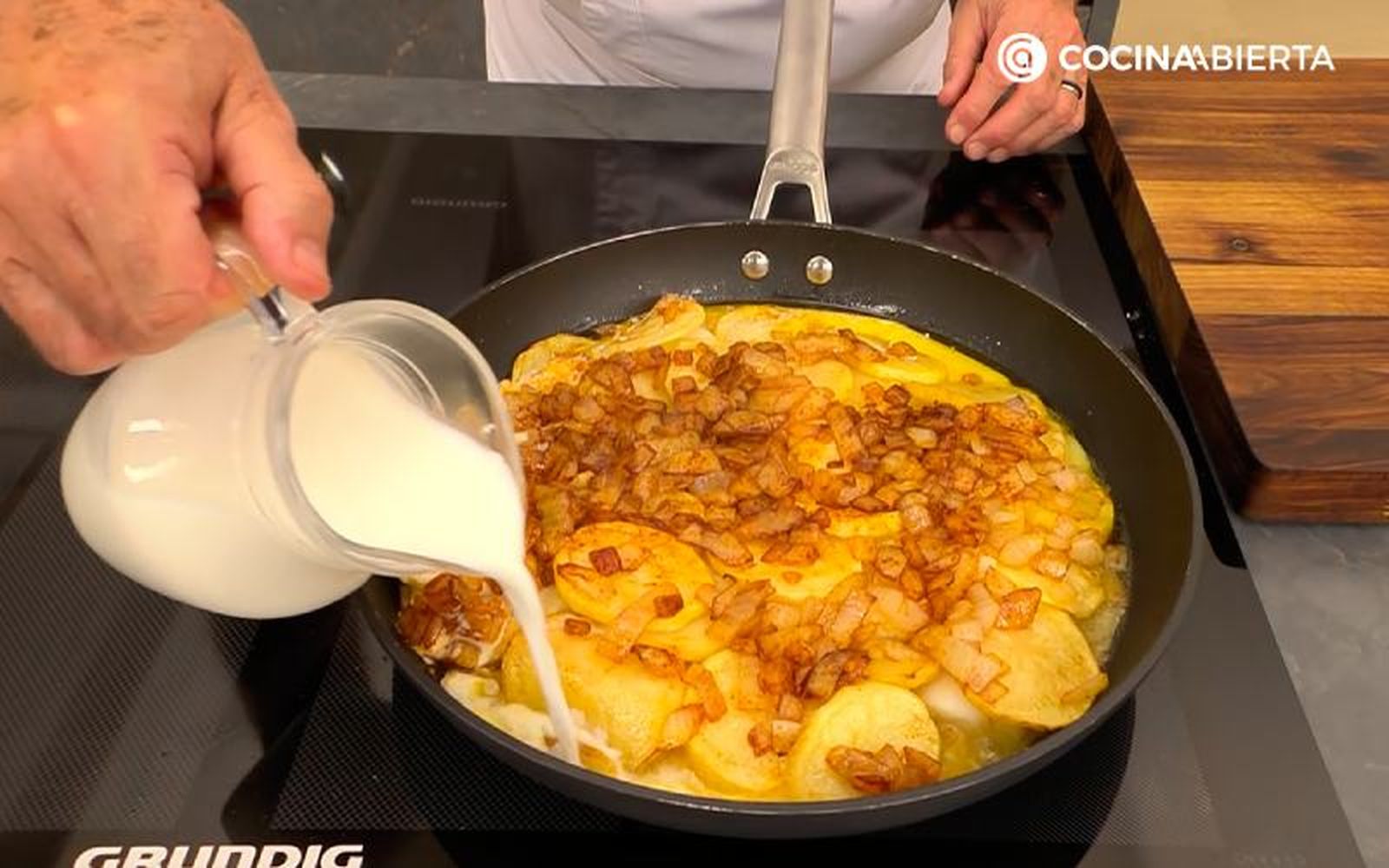 Cocina los ingredientes sin dejar de remover la sartén