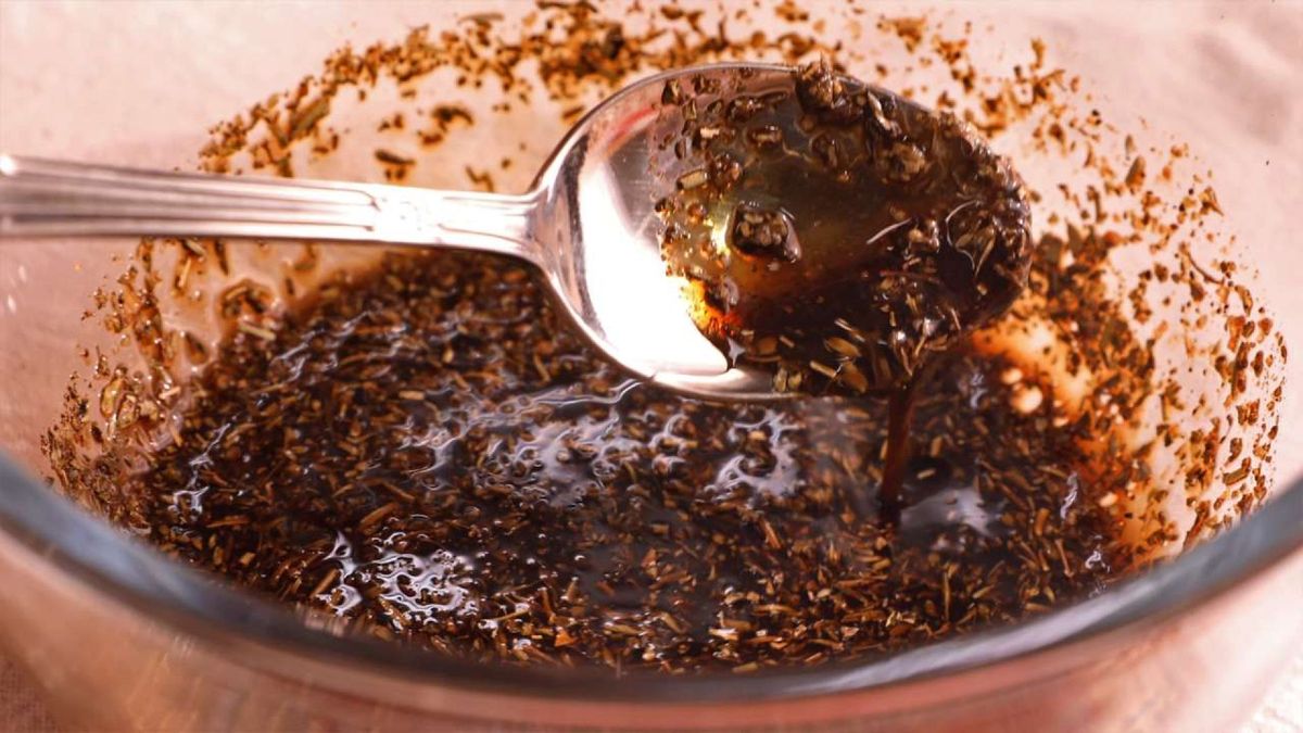 Crea una vinagreta sabrosa que realzará el sabor de tu ensalada de pollo