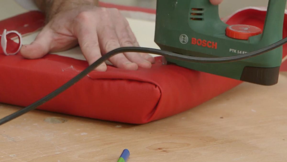 Cómo restaurar el asiento de una mecedora paso 10