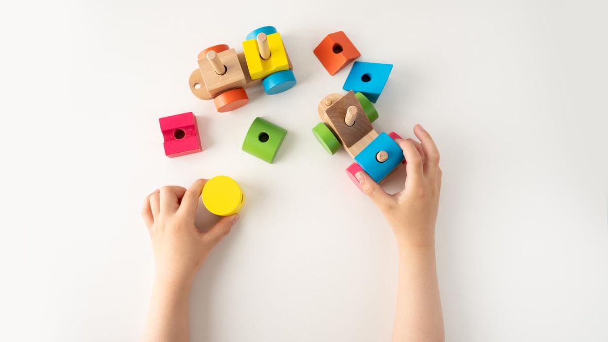 Coches de madera de juguete pintados de colores.