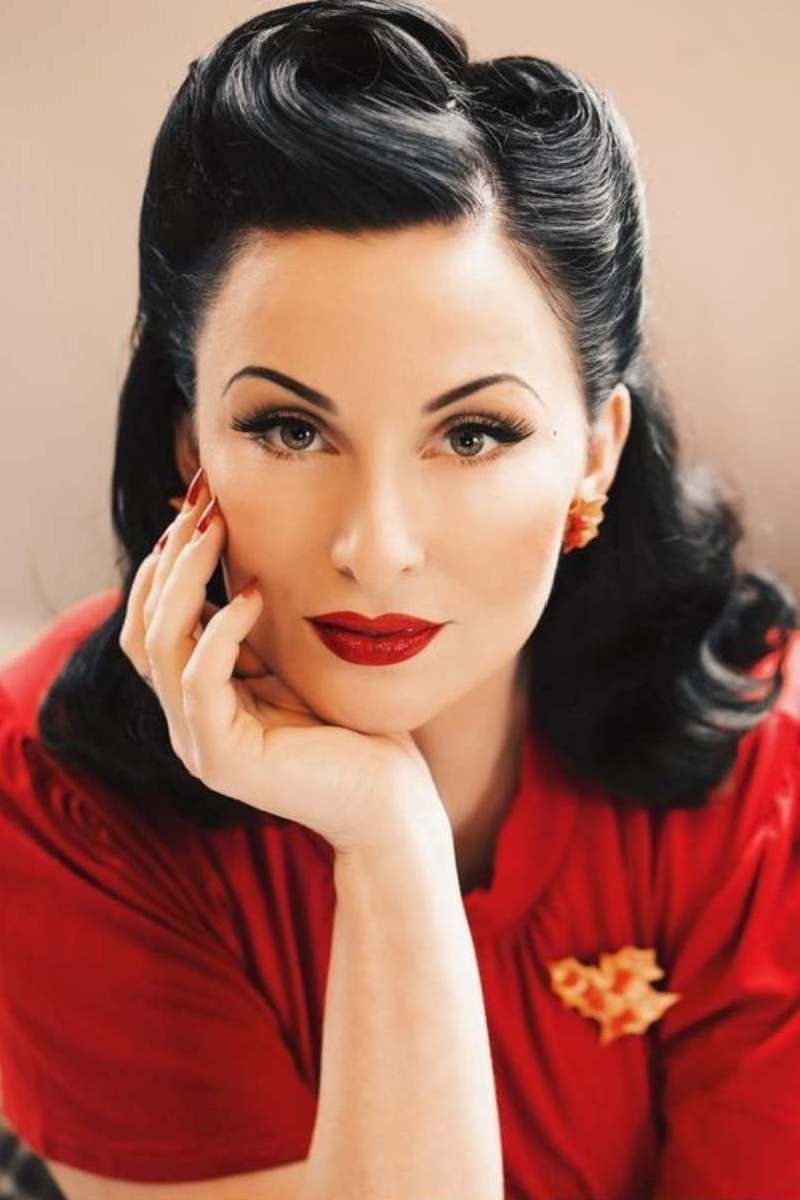 Peinado pin-up con tupé lateral