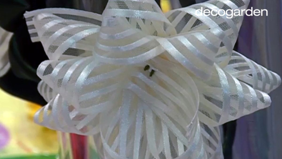 Paso tres para hacer una flor con un lazo.