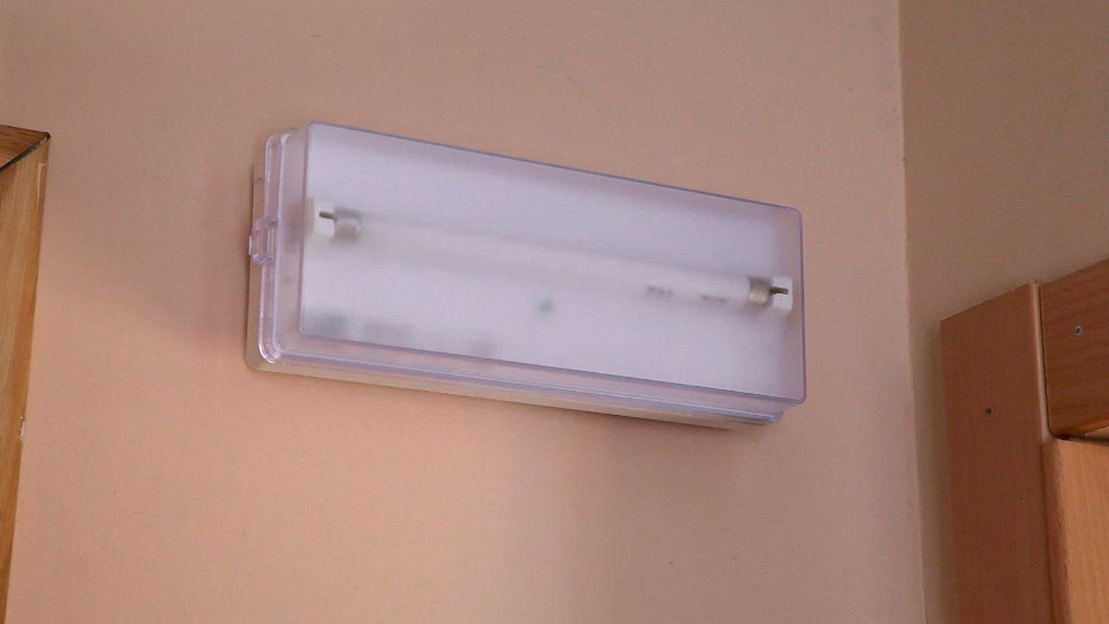 Instalar una luz de emergencia paso 10