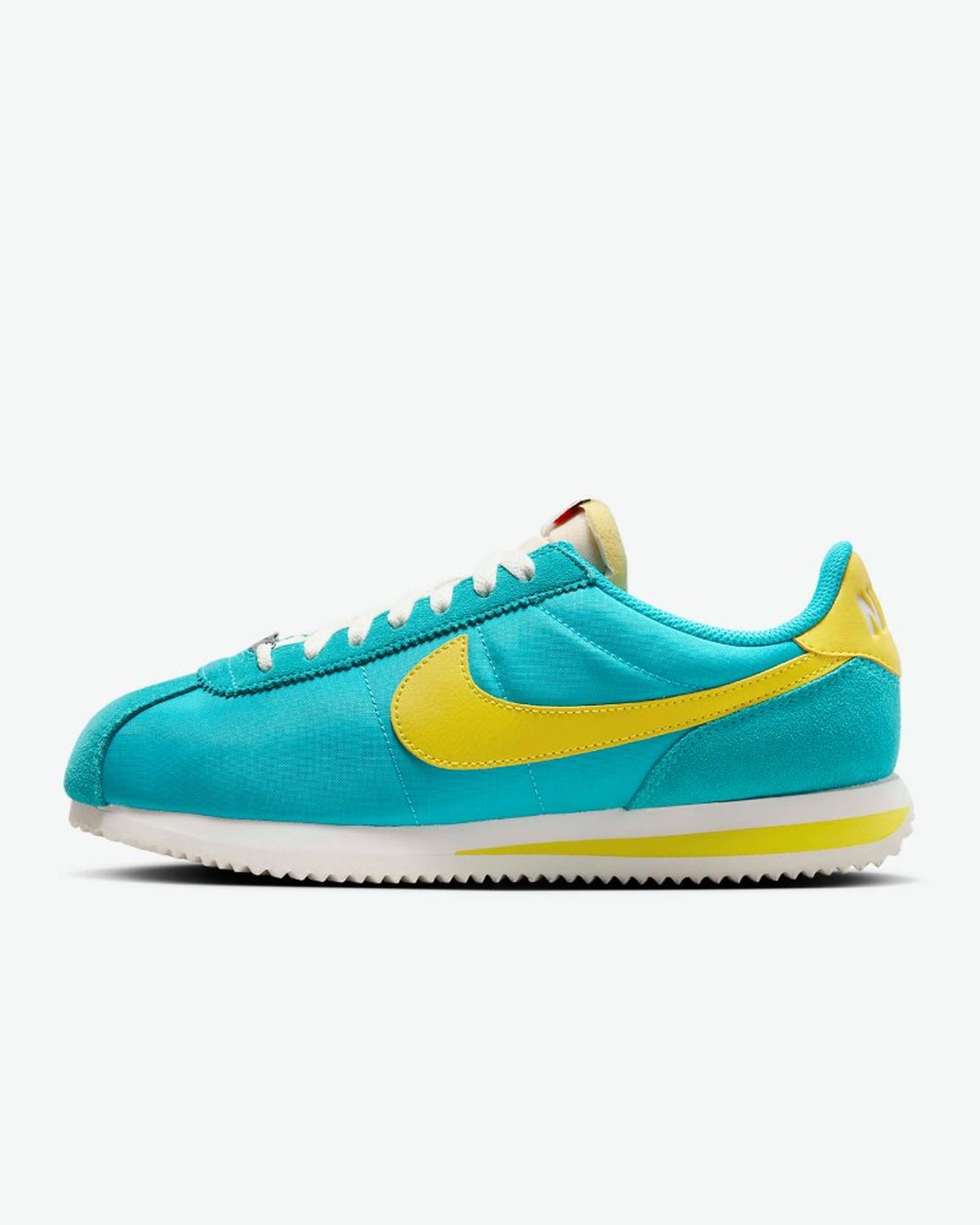 Nike Cortez en color Dusty Cactus/Sail/Team Orange/Lightning
