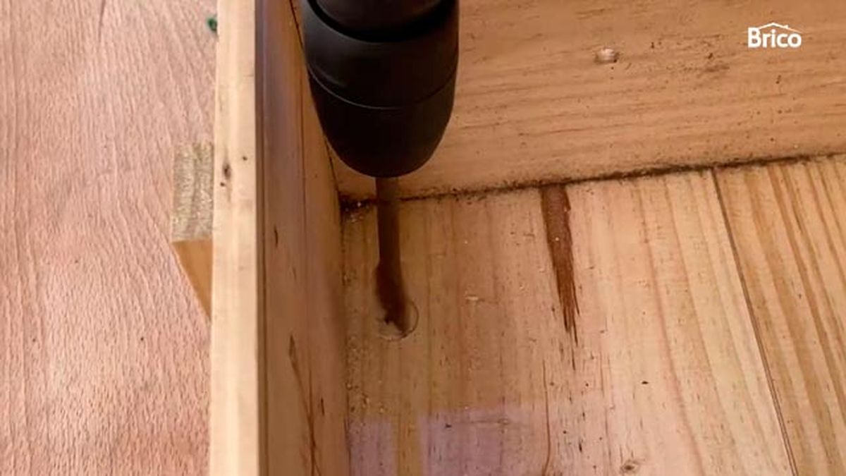 Cómo hacer una estantería con una caja de madera paso 4