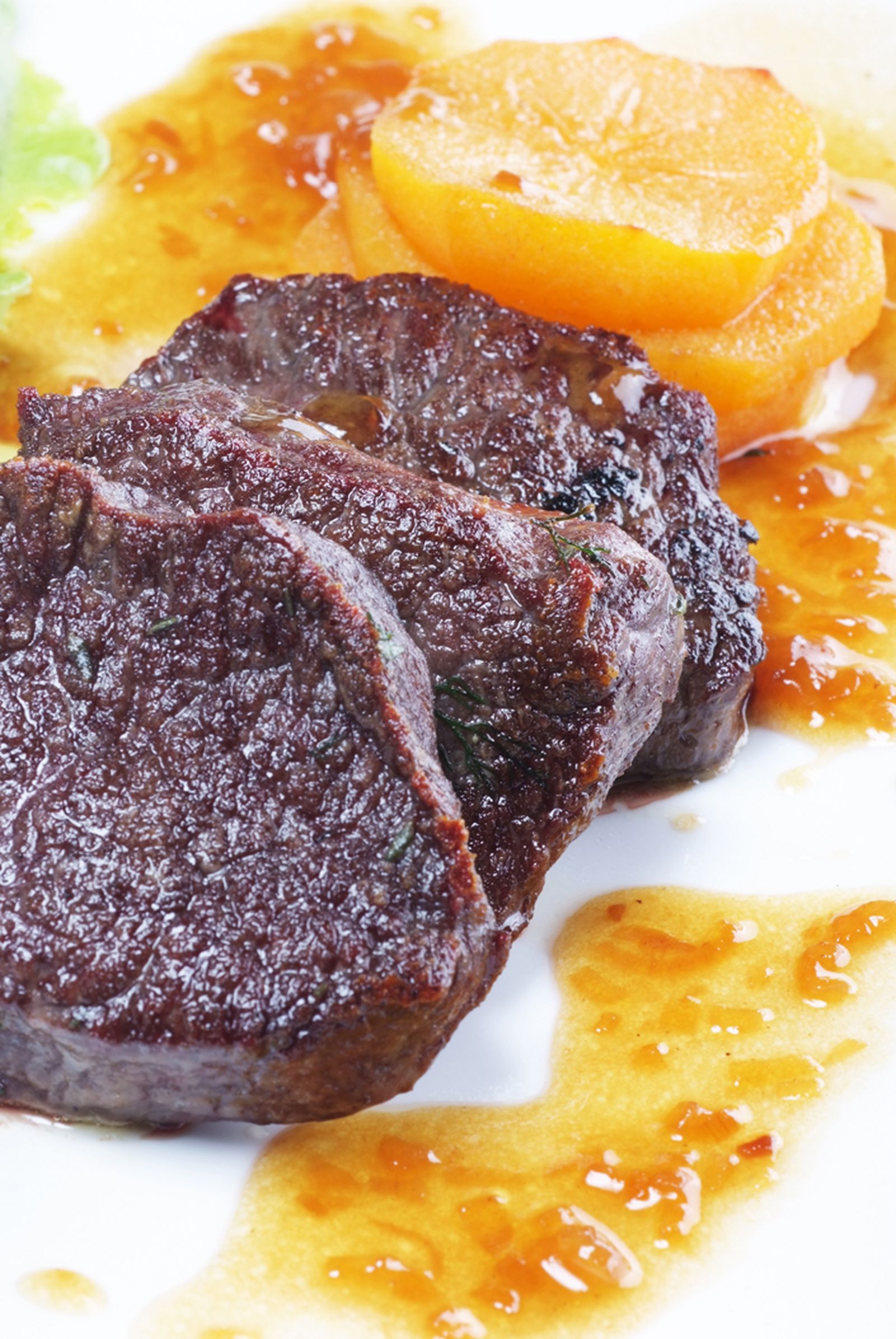 Lomo de ciervo asado con kakis confitados