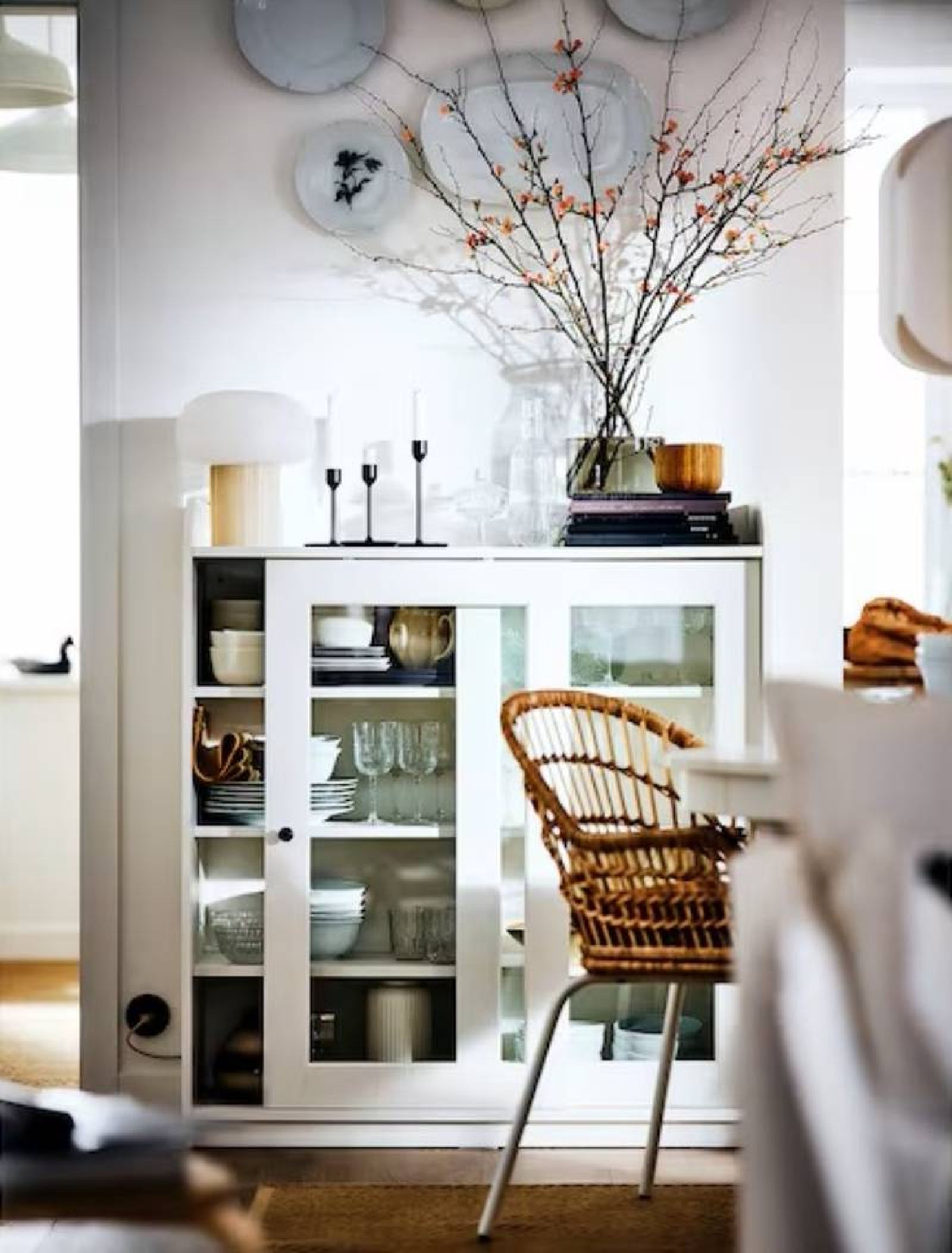 Cocina con vitrina HAUGA para platos.