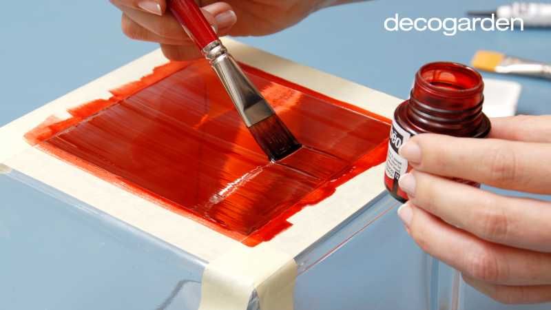 Primer paso para decorar un portavelas de cristal.