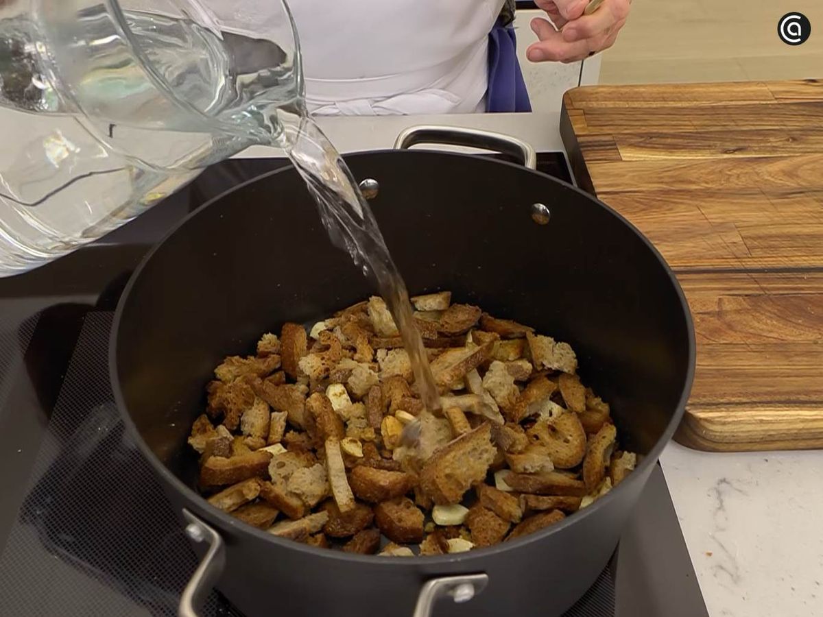 Rehoga el pan y añade agua