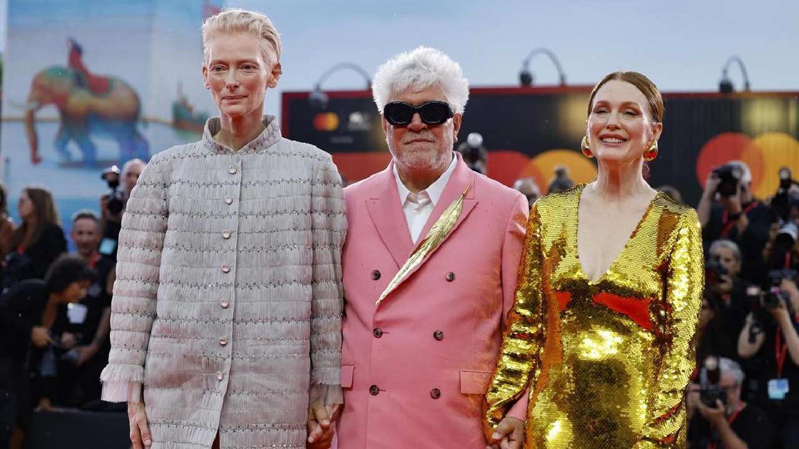 Pedro Almodóvar junto a Tilda Swinton y Julianne Moore en la presentación del film The Room Next Door