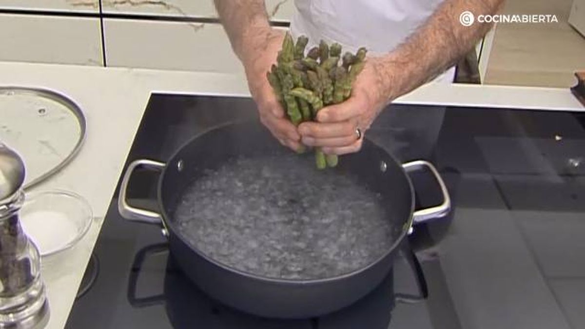 KARL7120 Esparragos verdes tempura salsa brava escaldar