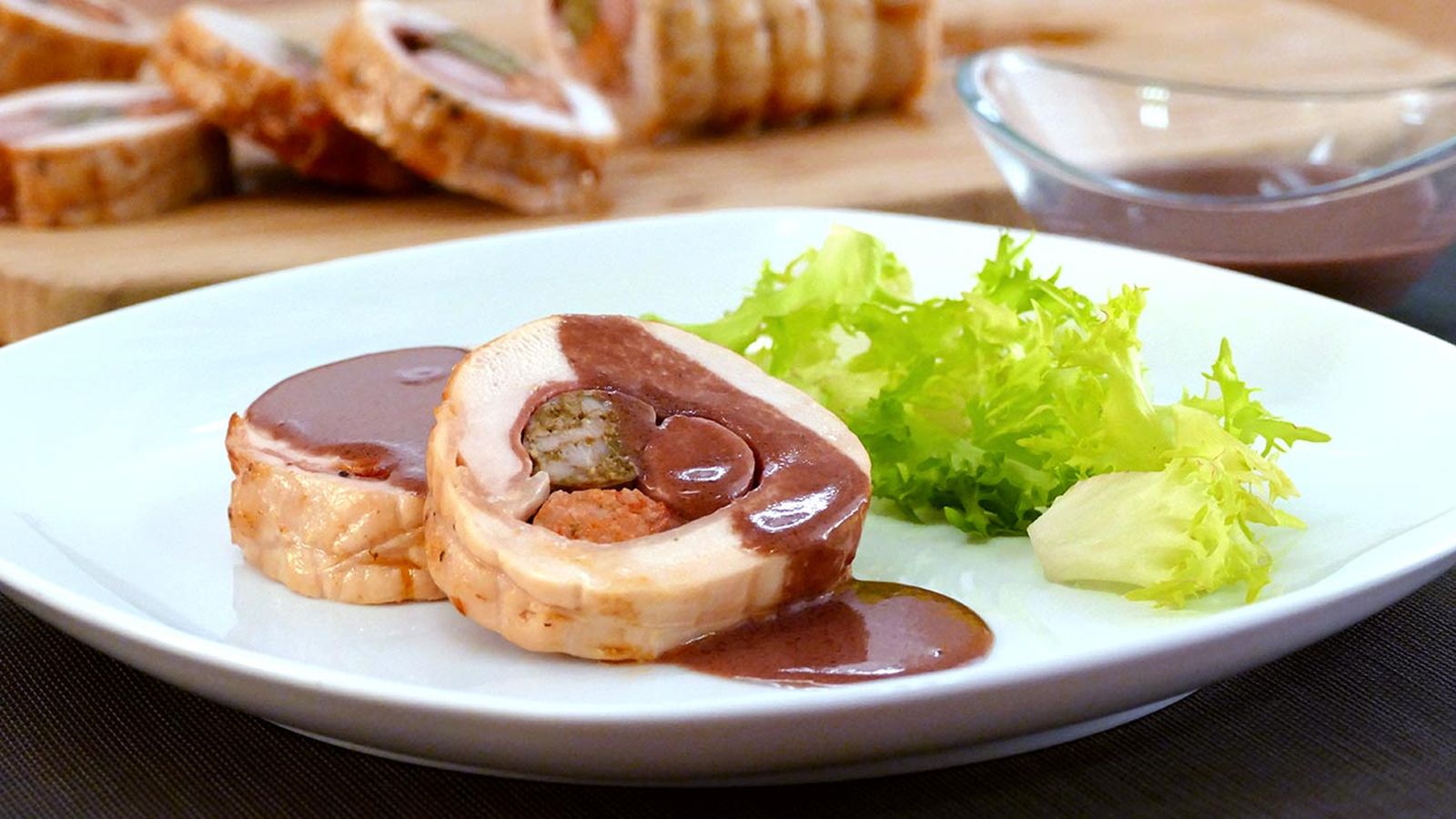 Receta de pechuga de pavo rellena con salsa de vino y ciruelas