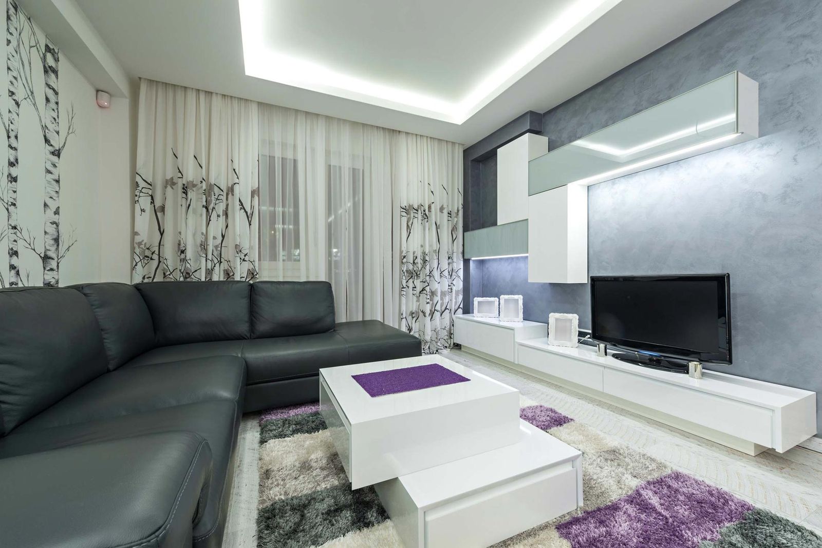 Salón amplio de color gris, blanco y lila