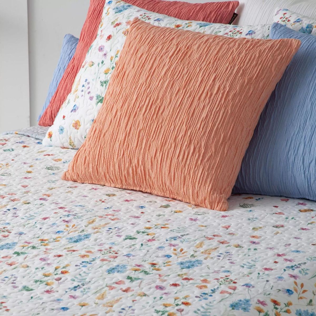 Colcha con estampado de flores y cachemires Groovy (59,99 euros, cama de 135/140 cm).