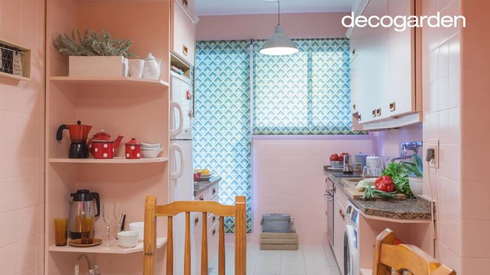 Cocina rosa con estantería esquinera para aprovechamiento vertical.