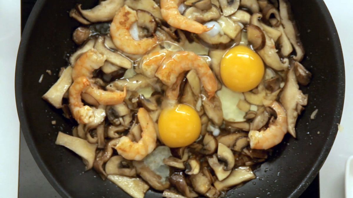 016 revuelto setas gambas salsa soja kikkoman paso 4