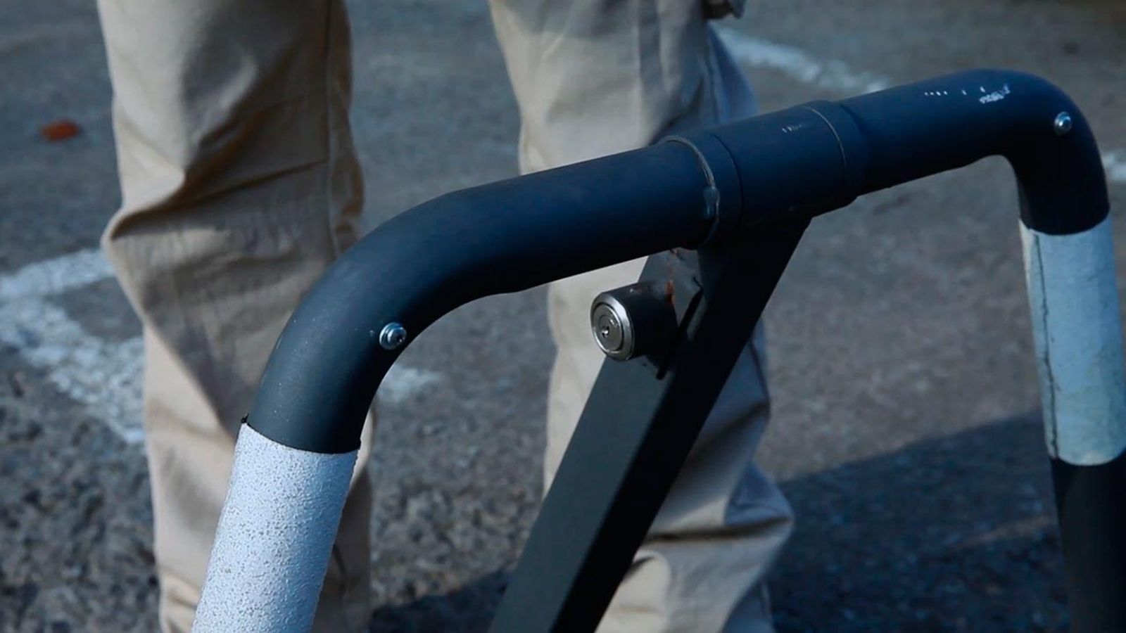 Colocar barrera de aparcamiento abatible