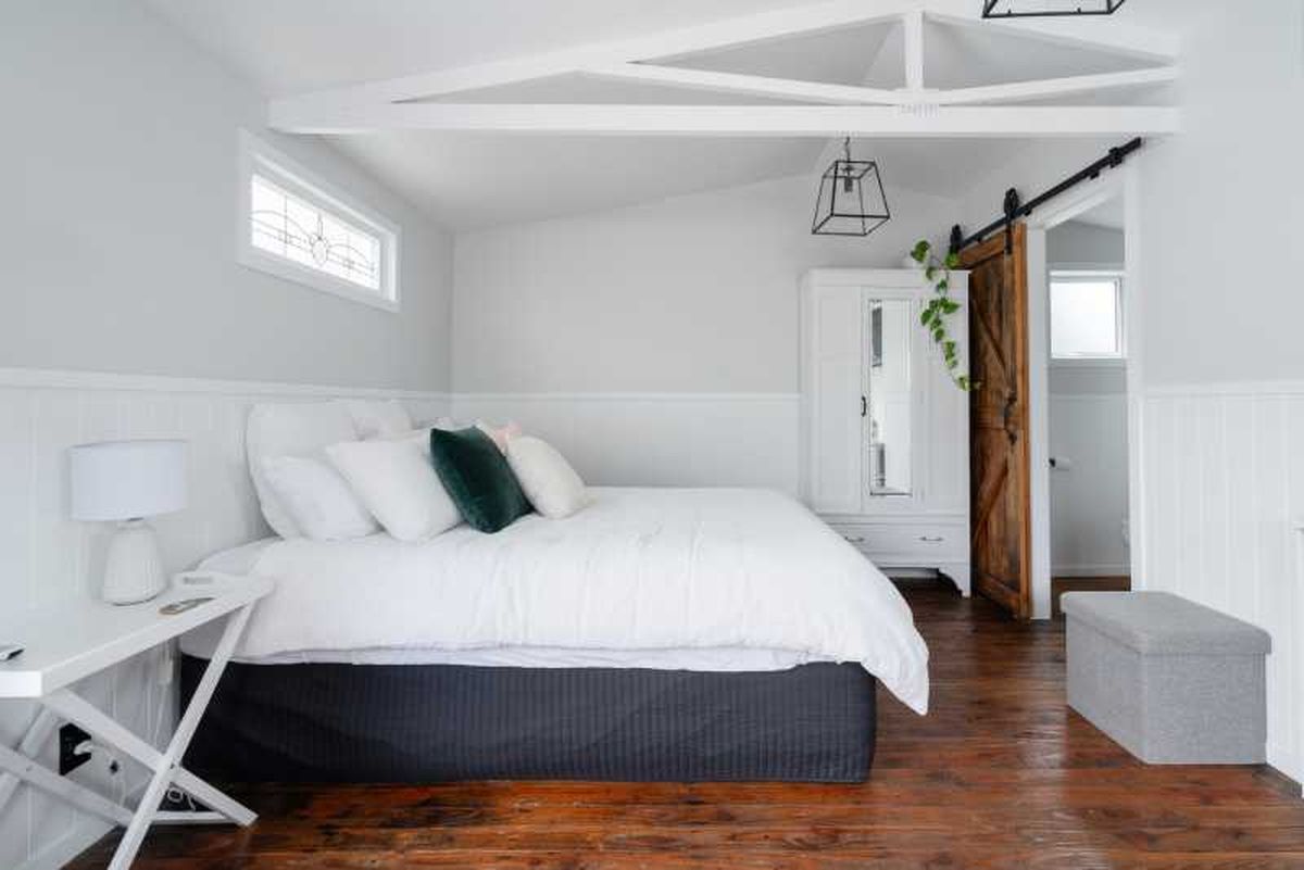 Dormitorio ecológico de estilo minimalista.