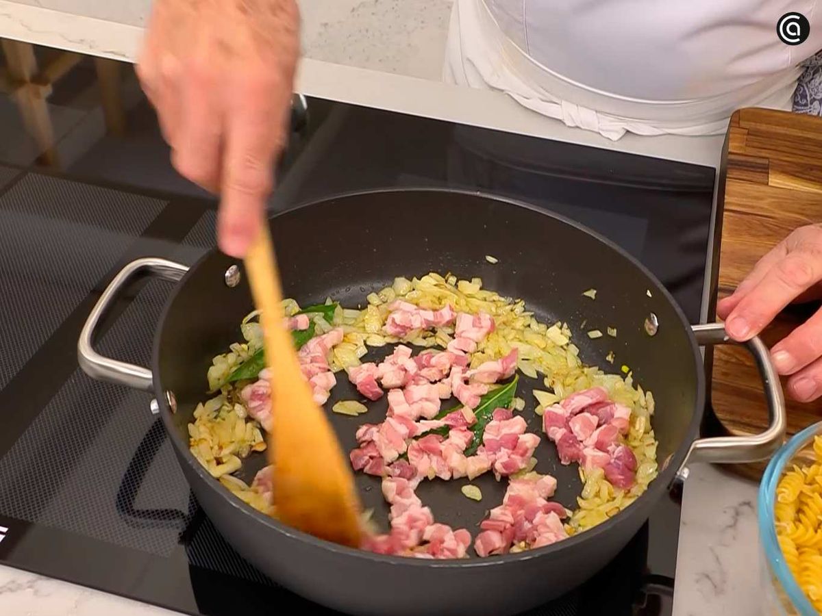 Rehoga la cebolla con la panceta