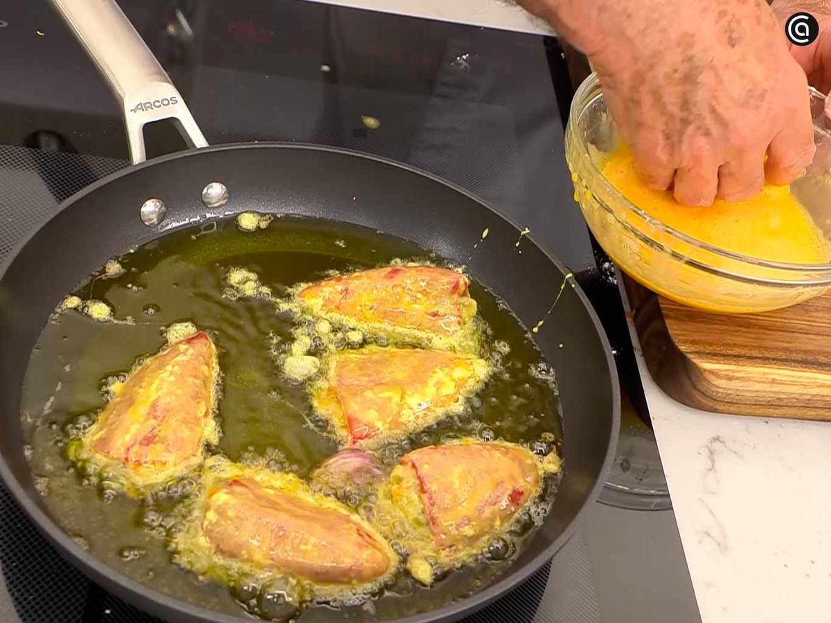 Reboza y fríe los pimientos del piquillo rellenos de verduras