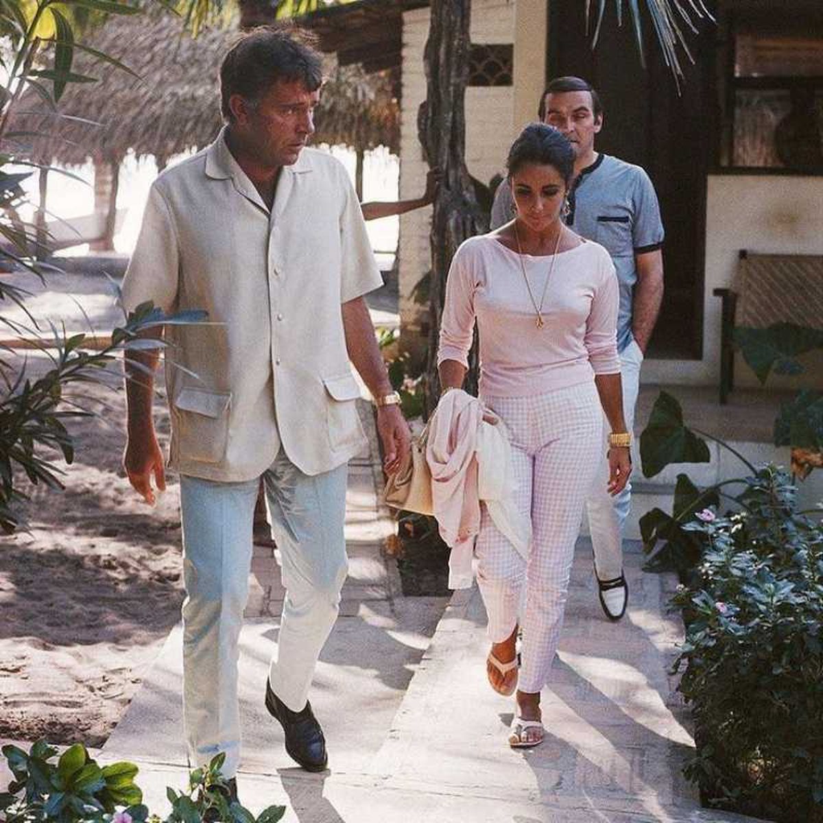 Elizabeth Taylor y Richard Burton caminando por Puerto Vallarta.