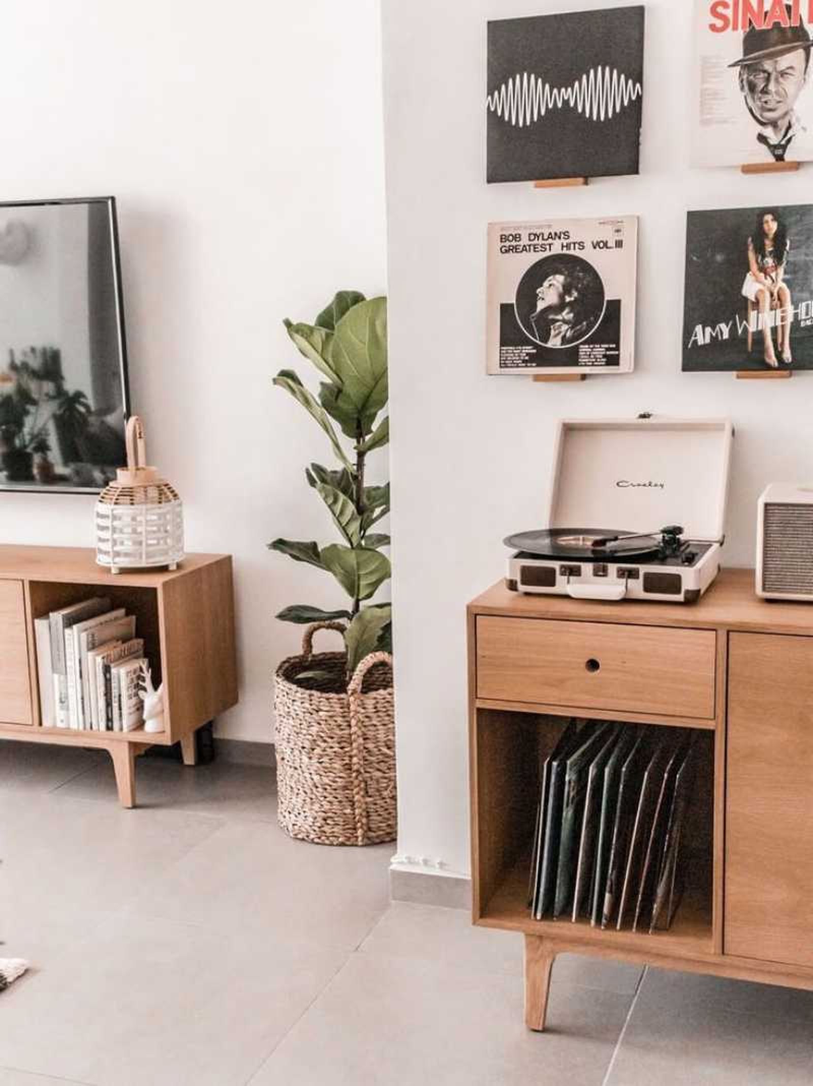 Salón decorado con discos de vinilo.