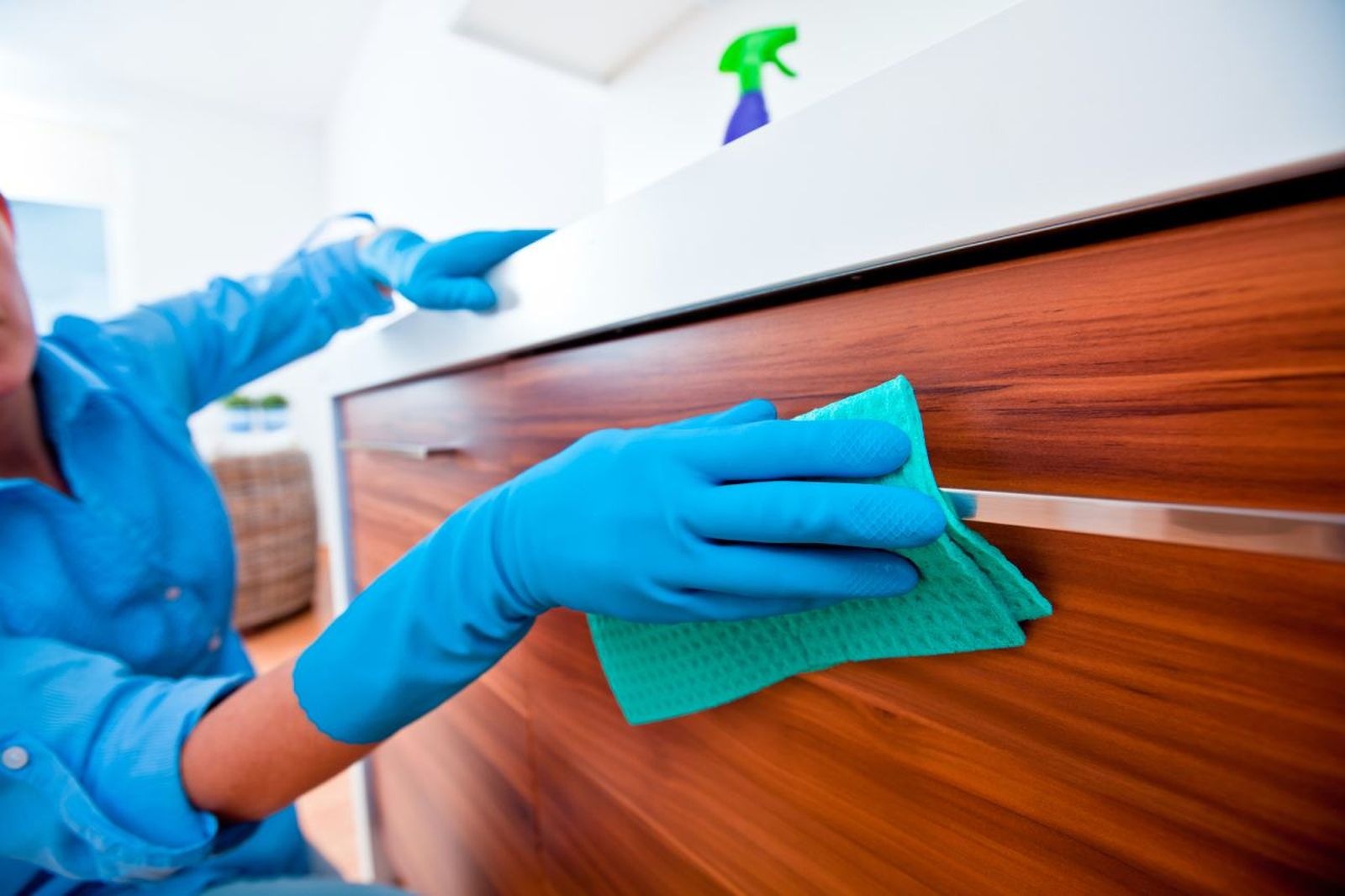 El aceite de oliva nutre y da brillo a tus muebles de madera