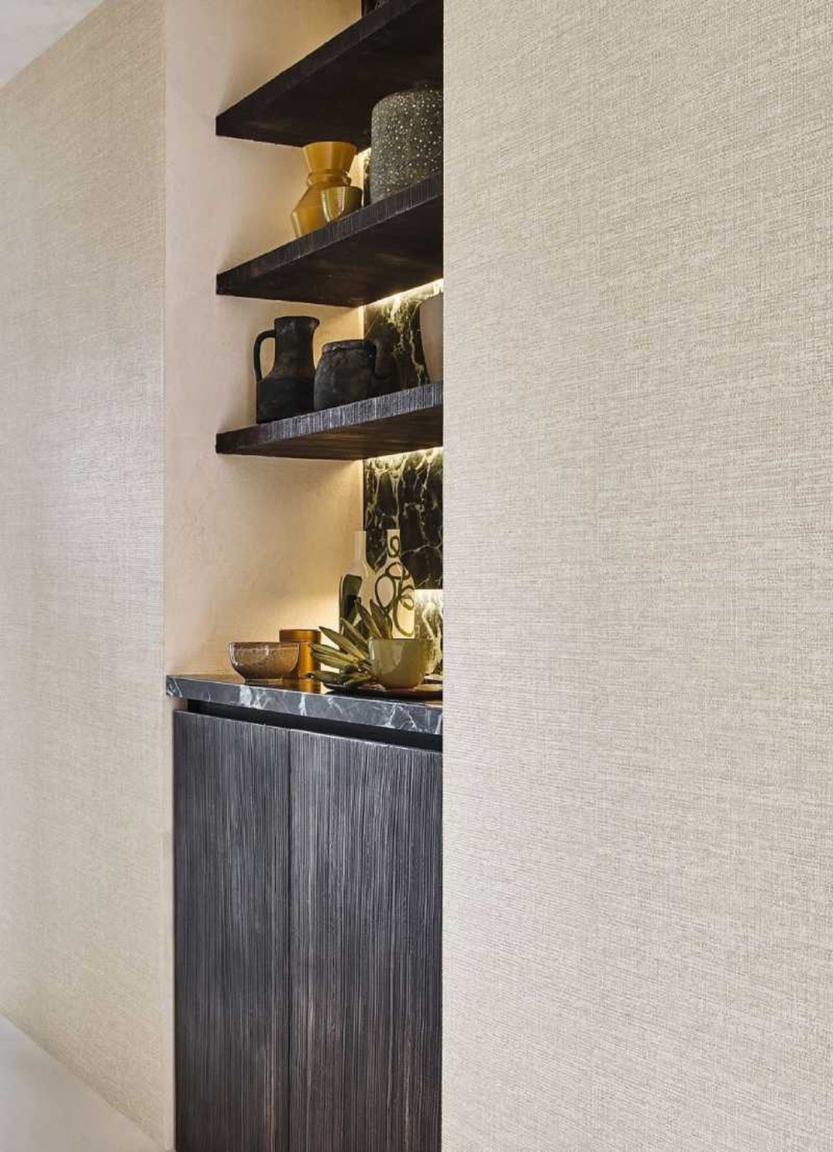 Pared del salón comedor decorada con papel pintado con textura.