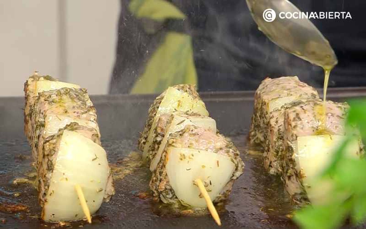 Coloca las brochetas y cocínalas por los cuatro lados