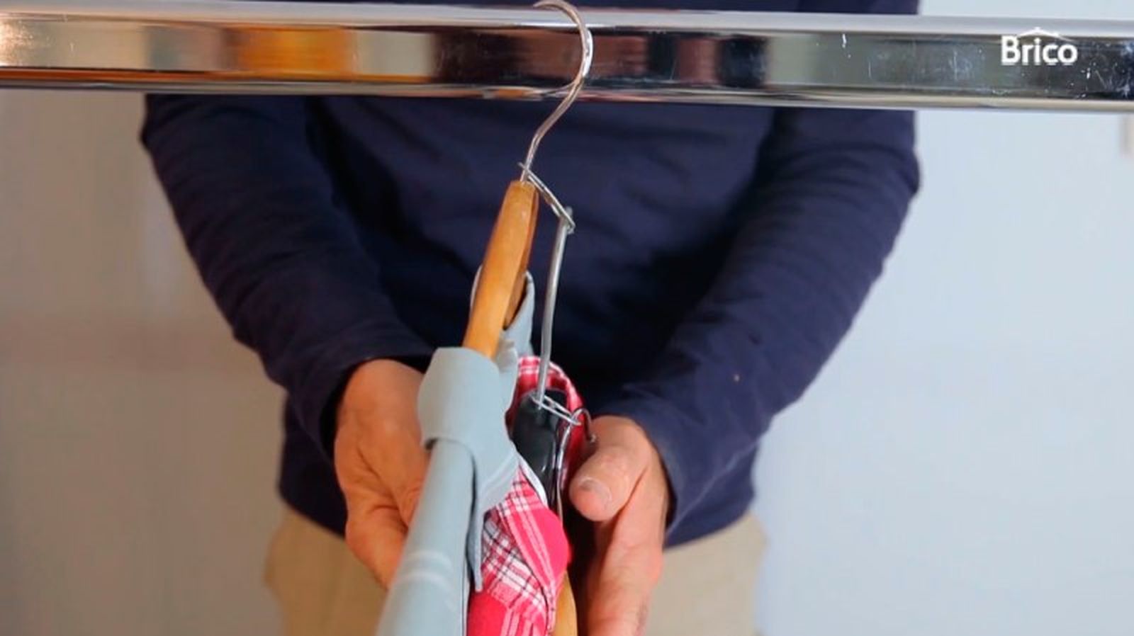 Colgador extra de perchas con las anillas de las latas