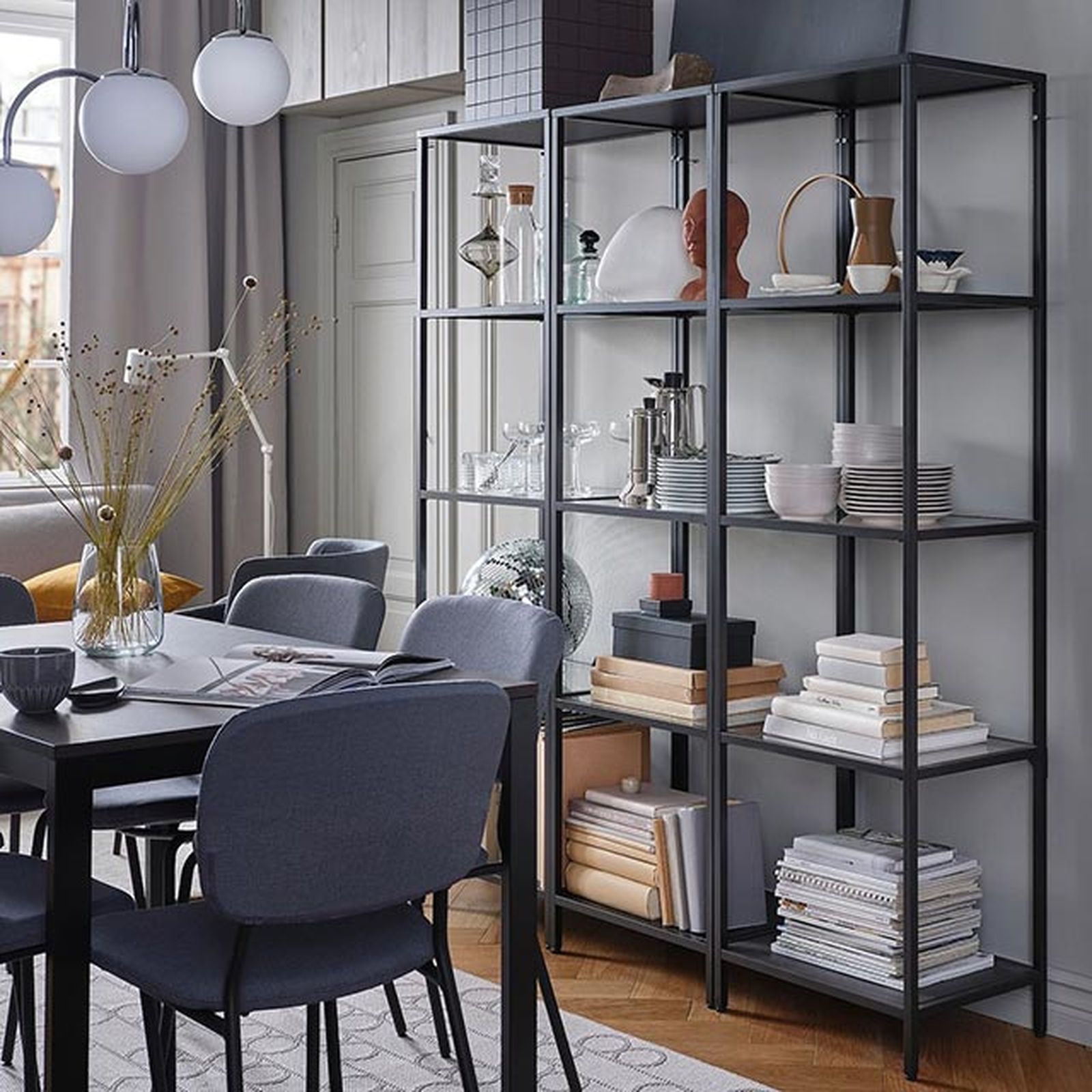 8 Estanterías de salón grandes aliadas para mantener el orden 8