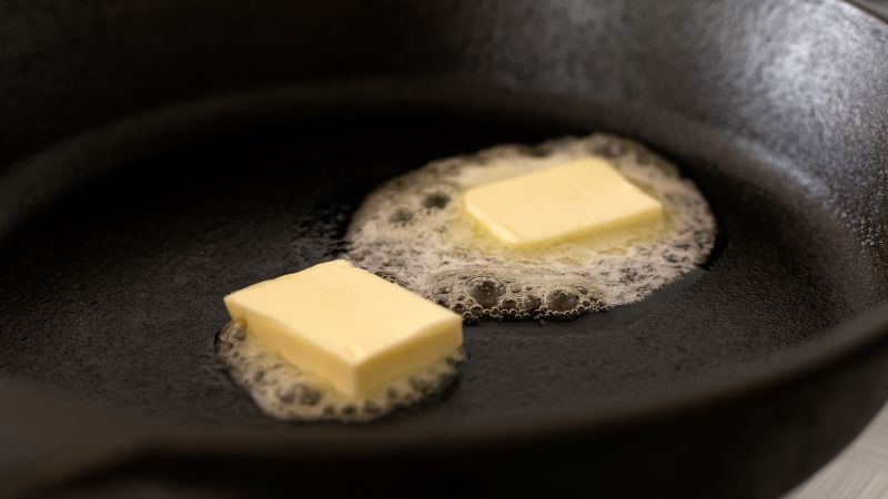 Fundimos la mantequilla en la sartén