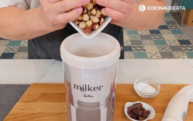 Elaboración de la receta de leche de avellanas - Tritura los ingredientes