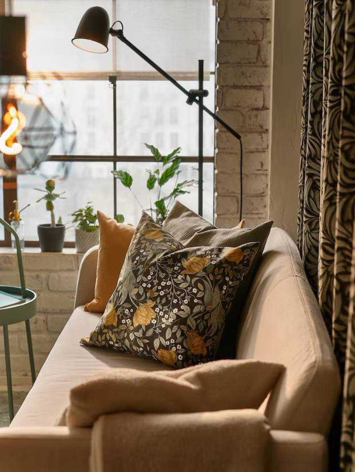 Sofá con cojín con estampado otoñal.