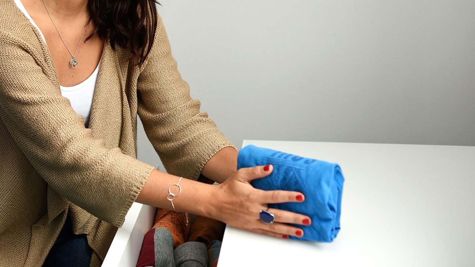 como doblar las camisetas y la ropa con el metodo de marie kondo