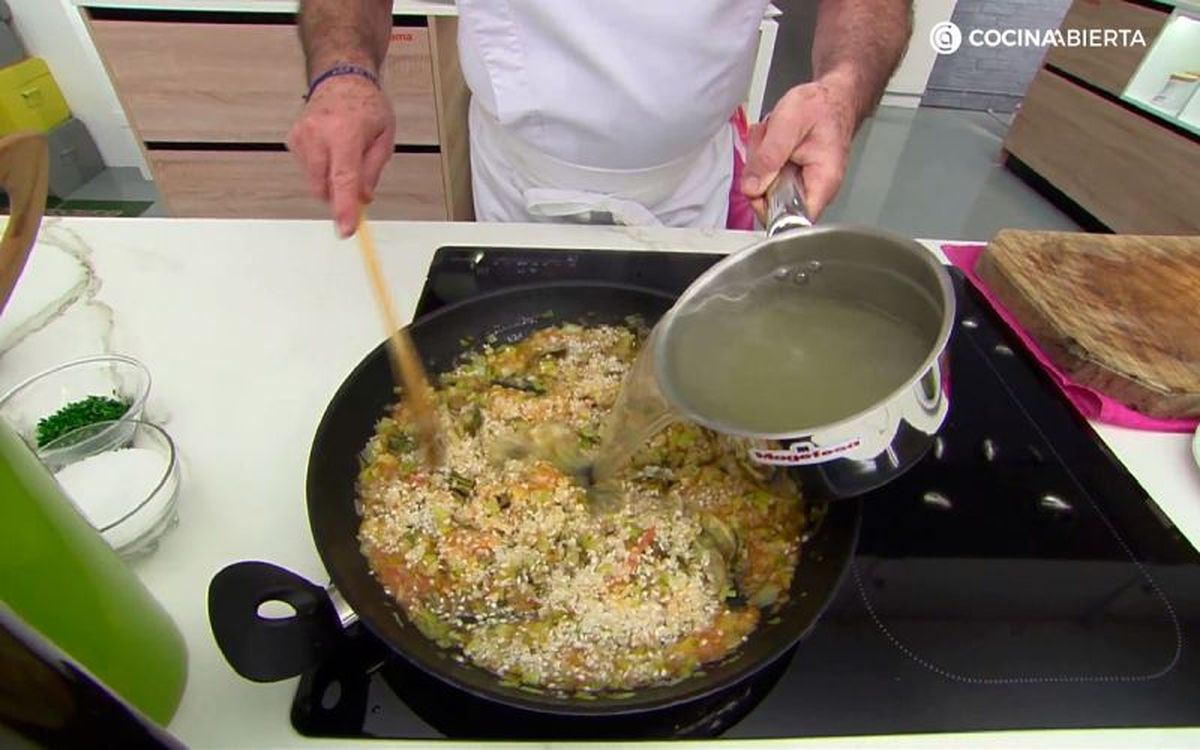 Añade el fumet caliente para cocinar el arroz