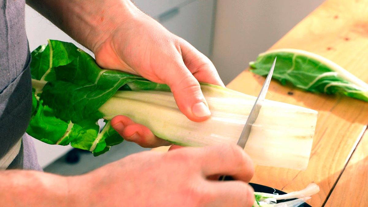 Cómo limpiar acelgas frescas  paso 1