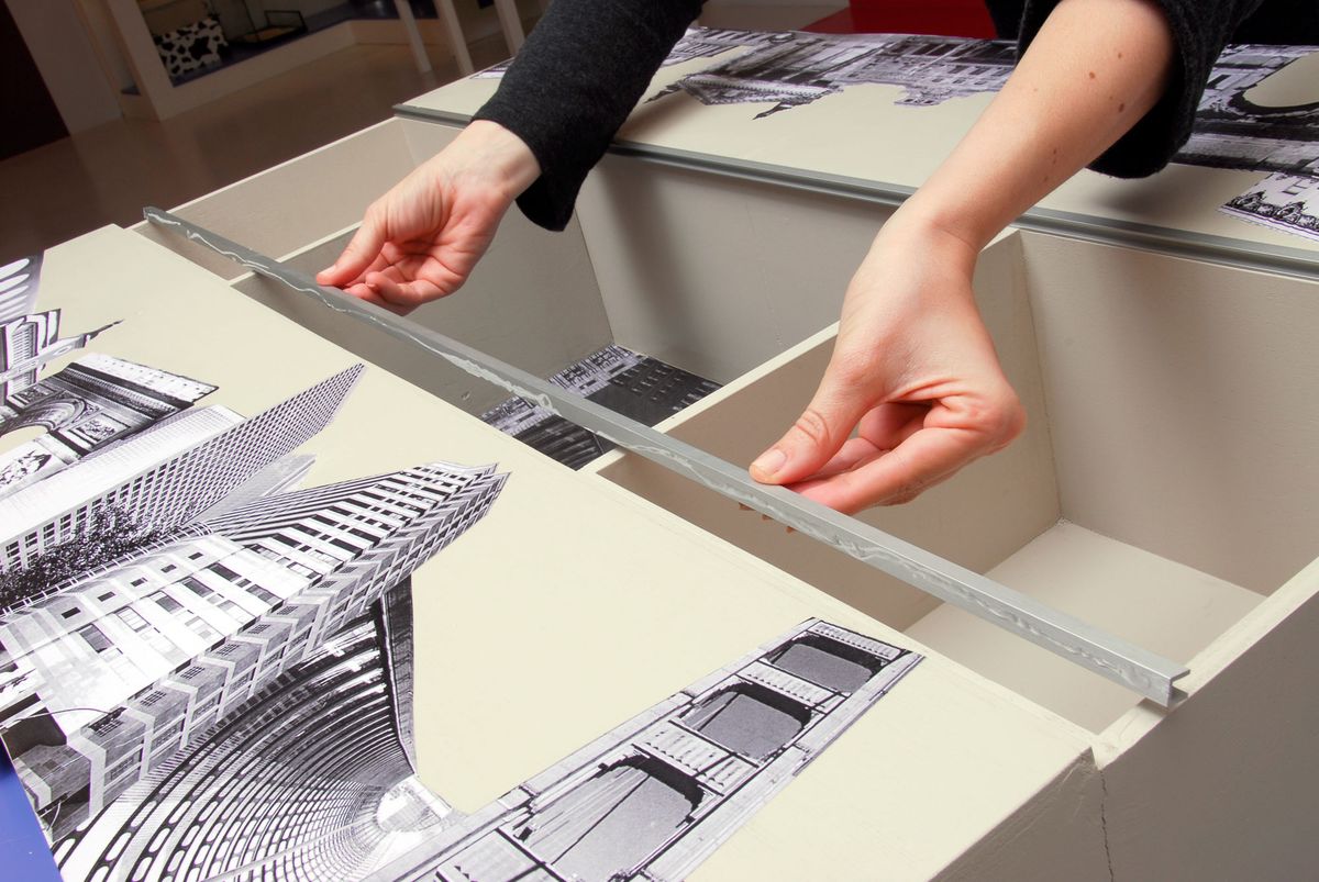 Mesa de centro decorada con la técnica collage paso 8