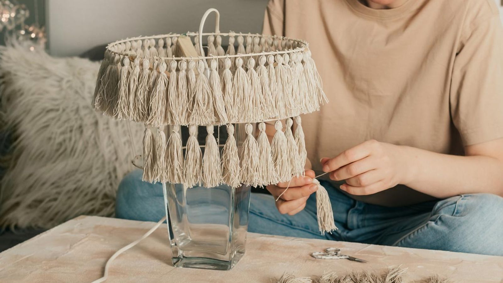 decorar estructura de una lampara flecos