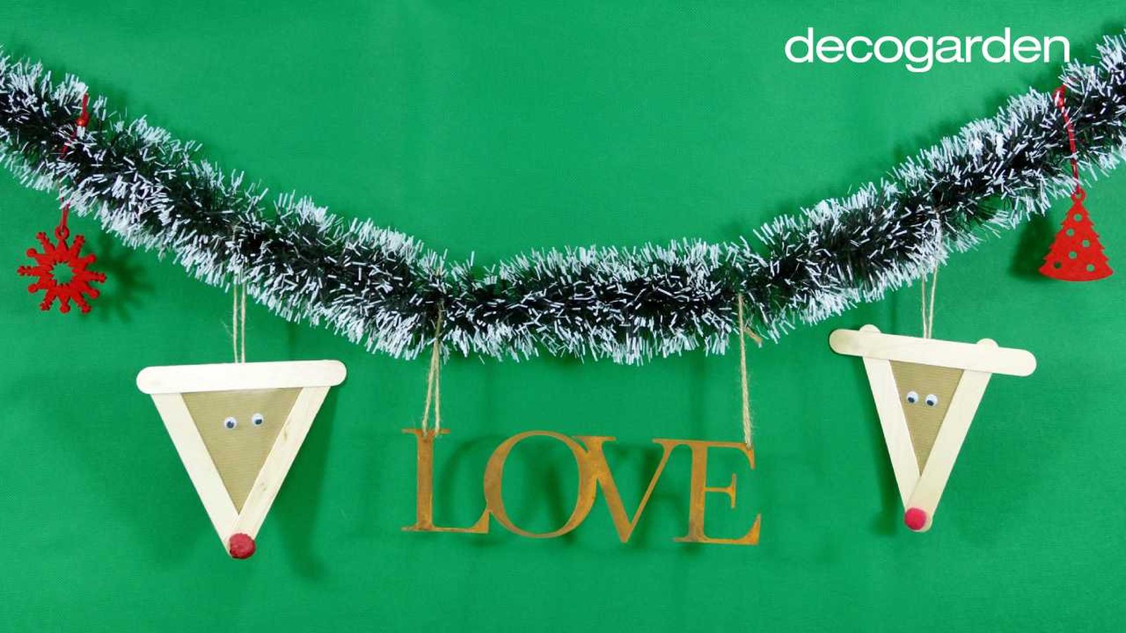 Guirnalda con adornos de renos de Navidad hechos con palos de helado.