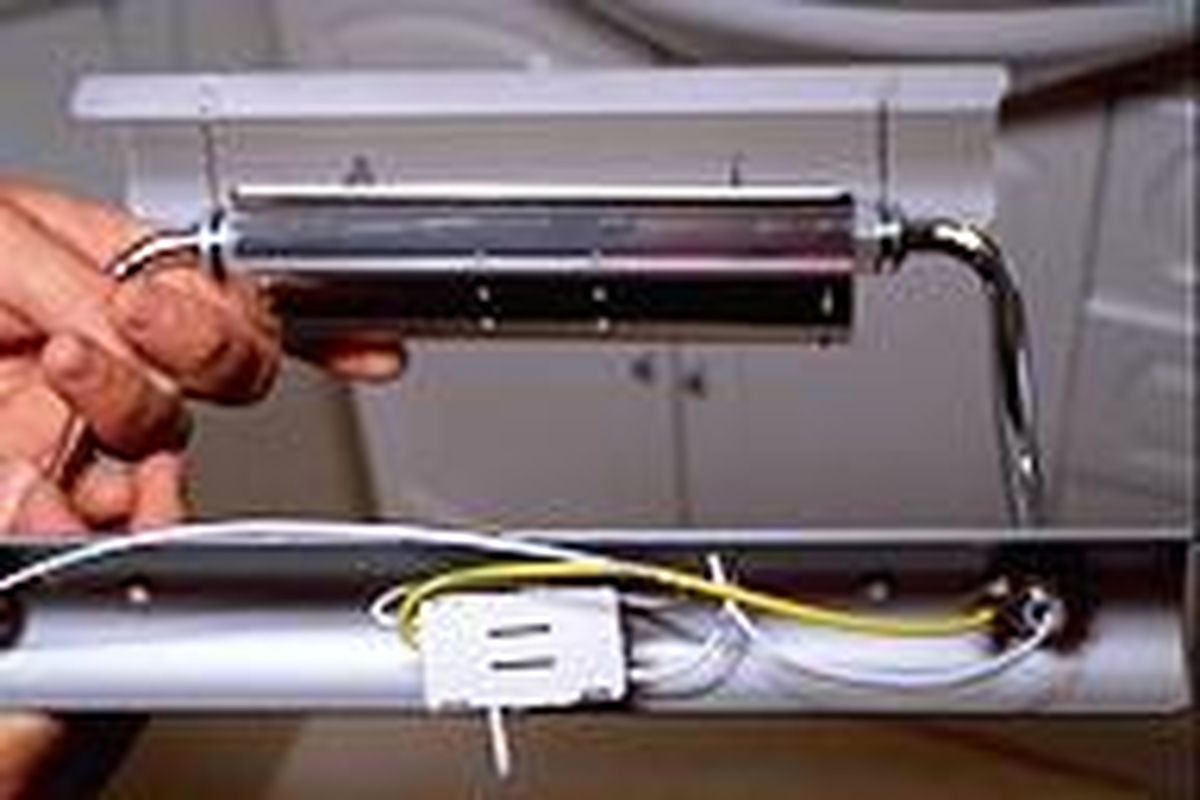 Instalar un aplique en el baño paso 1