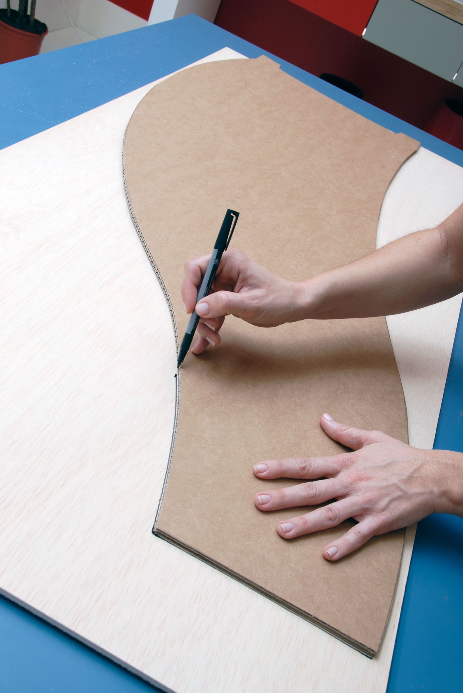 Cómo hacer una lámpara de pie de madera y papel paso 1