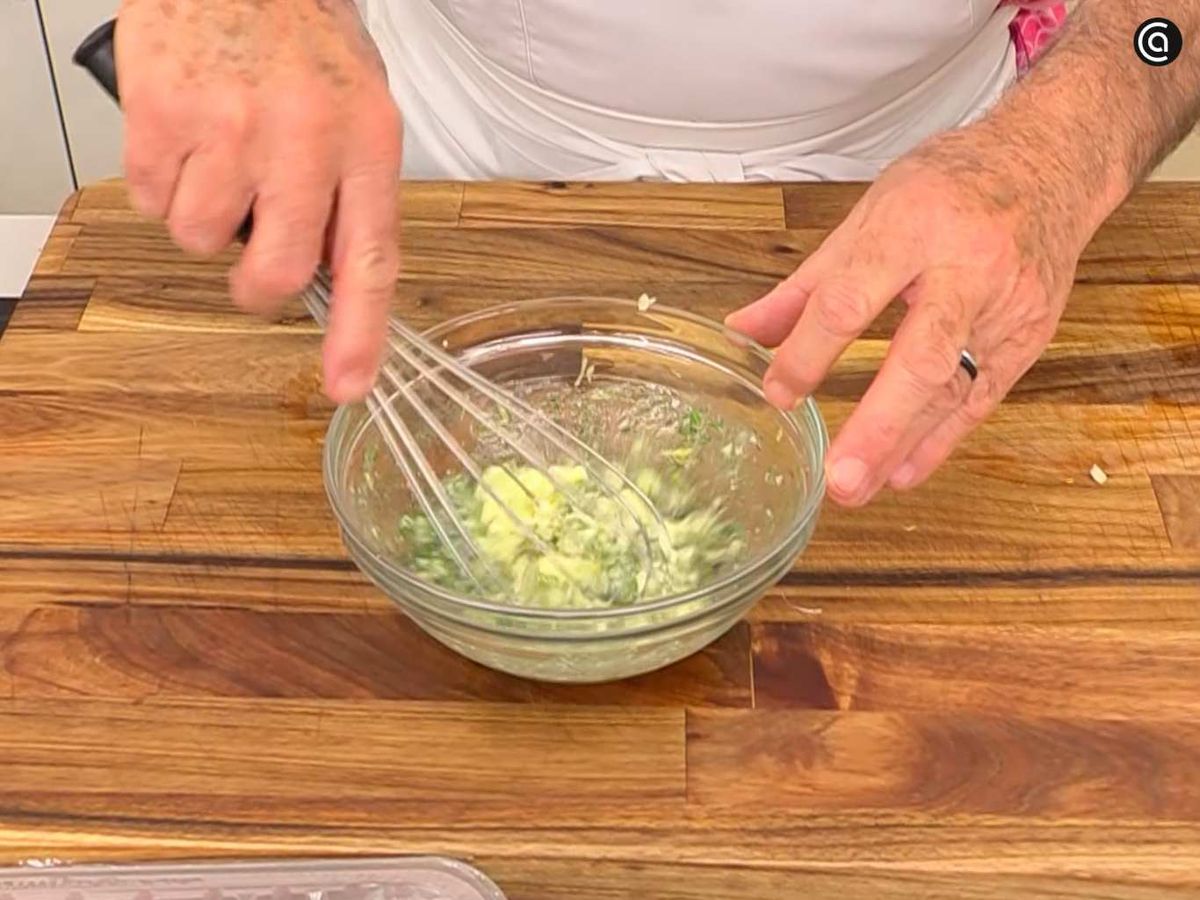 Mezcla mantequilla, ajo, eneldo con zumo y ralladura de limón