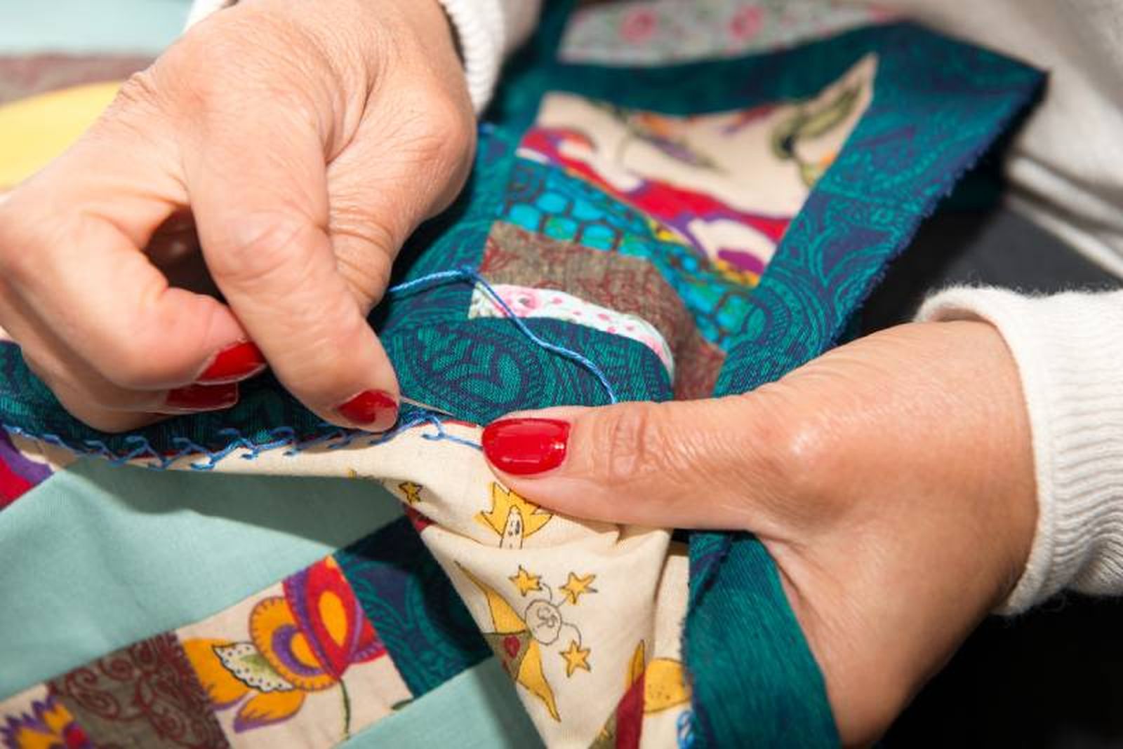 Mujer cosiendo una almazuela.
