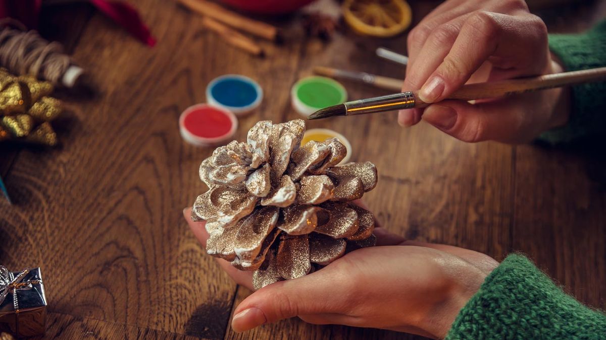 manualidades pinas pintar pinas adorno