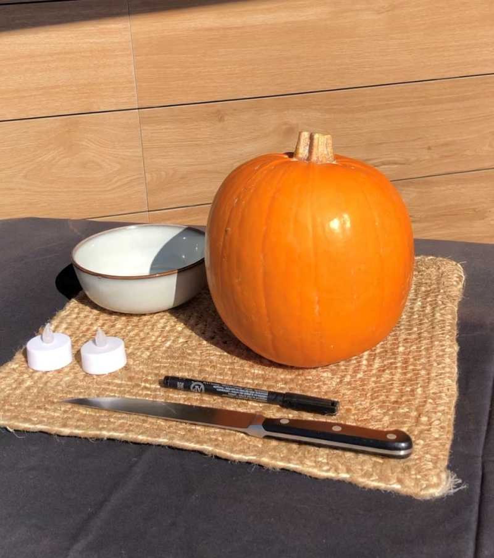 Materiales necesarios para tallar una calabaza de Halloween.