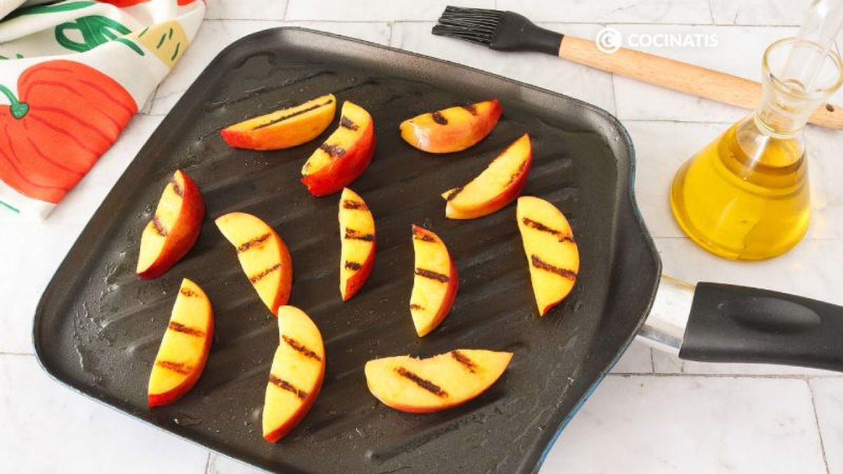 Doramos la nectarina en el grill