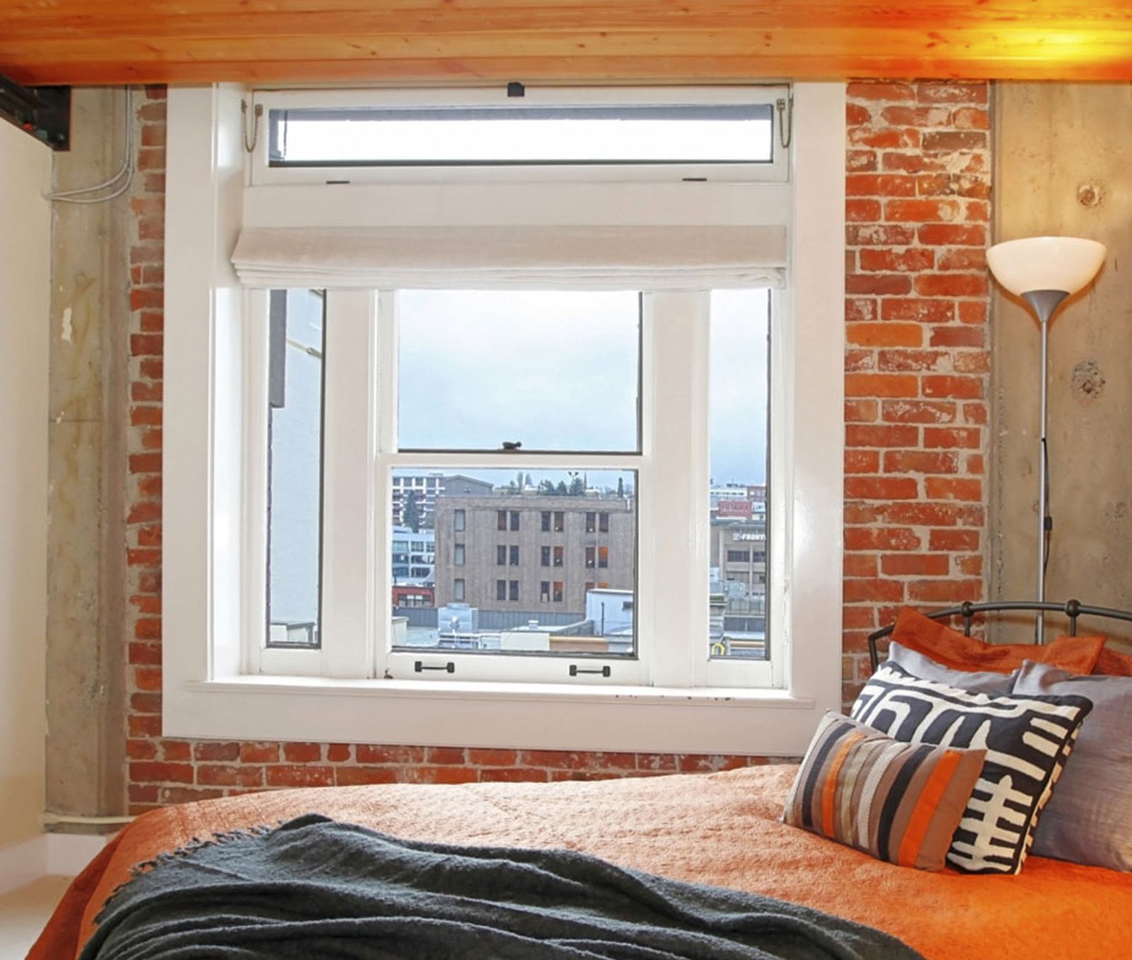 Dormitorio de estilo industrial   pared ladrillos