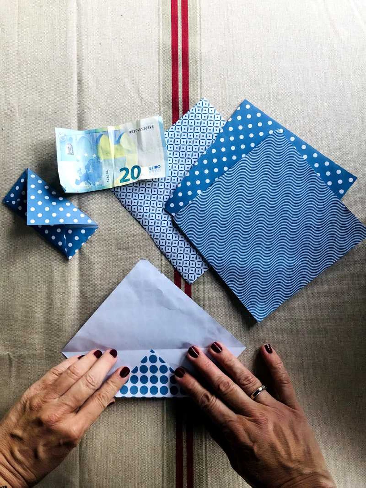 Hacer un sobre de papel con estampado geométrico.